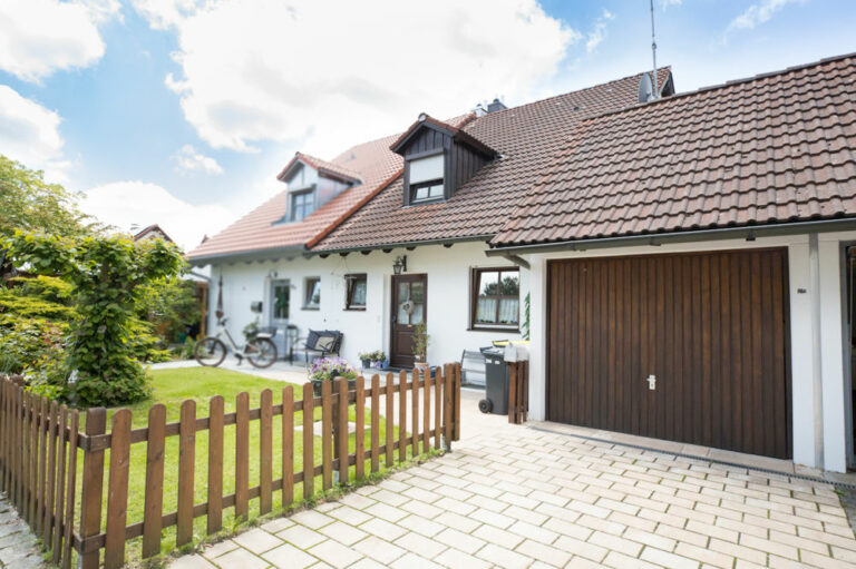 Perfekte, unverbaute Orstrandlage: 
Charmantes Familienhaus in ruhiger und gehobener Wohnlage.