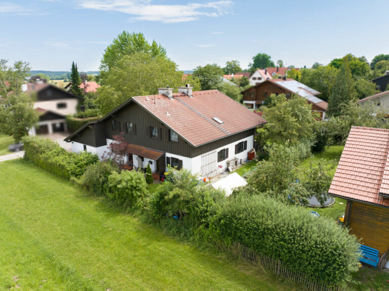 Große gepflegte Doppelhaushälfte am Ortsrand mit eingewachsenem Garten