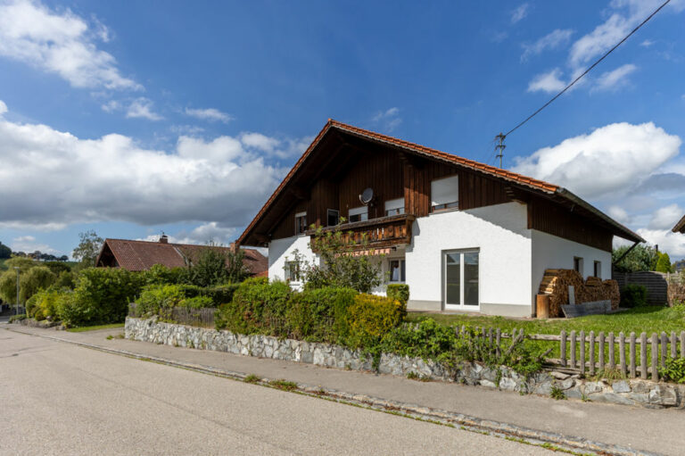 Zweifamilienhaus im Grünen mit viel Potenzial